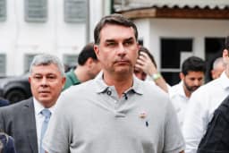 O silêncio de Flávio Bolsonaro sobre orgias com “namoradinha” e acusações do ex-sócio