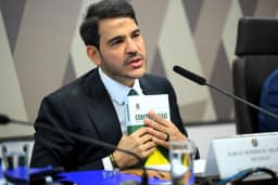 Messias critica “uso ostensivo” da Justiça por Flávio Bolsonaro e sua campanha