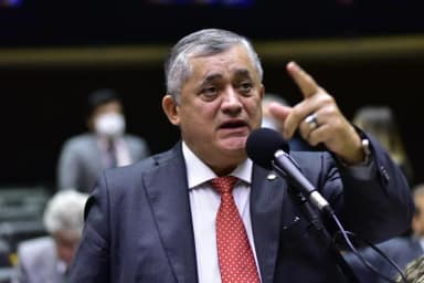 José Guimarães e Dario Durigan divergem sobre ajuste fiscal após reeleição de Lula