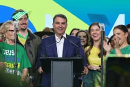 Flávio Bolsonaro fez 3 propostas de lei sobre segurança da mulher em 24 anos de política