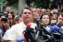 Flávio Bolsonaro e o risco de um presidente com esqueletos no armário