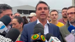 Flávio visita ex-assessor de Bolsonaro preso no PR e chama 8/1 de 'farsa'