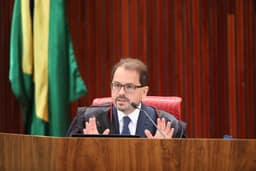 Relator rejeita desistência e vota por anular votos de Garotinho