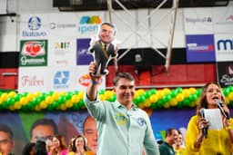 TSE proíbe uso da imagem de Bolsonaro em santinhos
