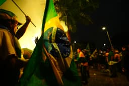 Dólar cai abaixo de R$ 5 após Flávio terminar à frente de Lula no 1º turno