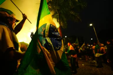 Dólar cai abaixo de R$ 5 e Ibovespa bate recorde com Flávio à frente de Lula