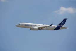 Trump ameaça proibir venda de jatos da Bombardier nos EUA em meio a guerra comercial com Canadá