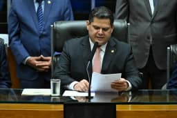 Alcolumbre rebate pressão por impeachment de Moraes e cita R$ 130 milhões para filme de Bolsonaro