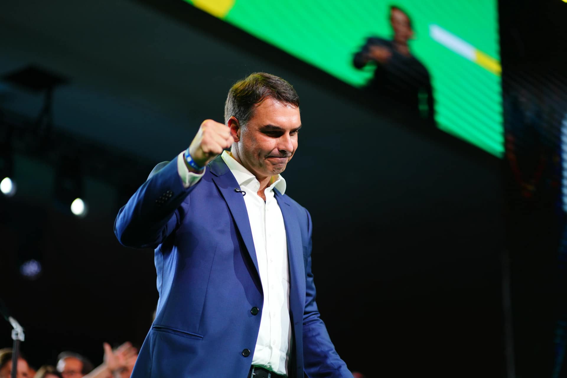 Flávio Bolsonaro nega corte no salário mínimo e omite números do ajuste fiscal