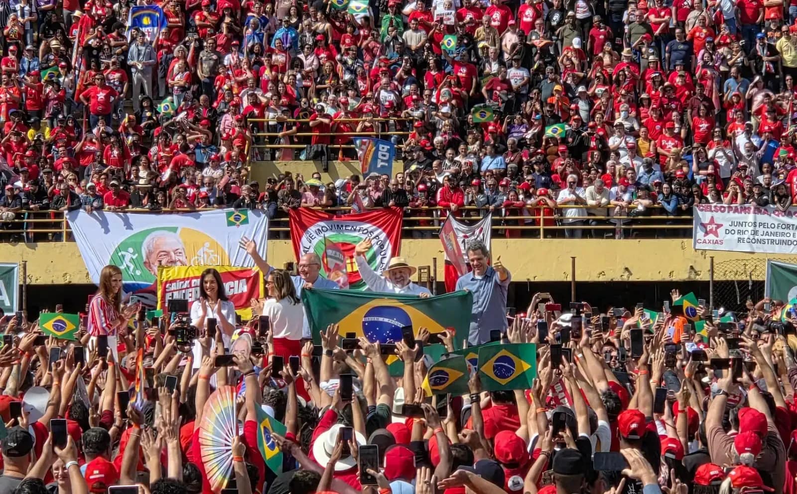 Lula desfila em Brasília e Flávio Bolsonaro leva ato à Paulista no 7 de Setembro