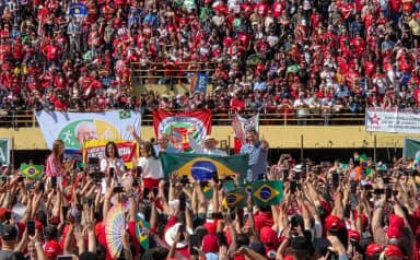 Lula desfila em Brasília e ato de Flávio Bolsonaro na Paulista reúne 28,5 mil