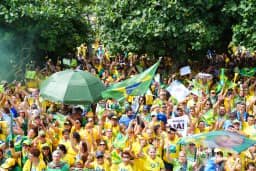 Flávio Bolsonaro participa de motociata em BH e faz críticas ao PT na reta final da campanha