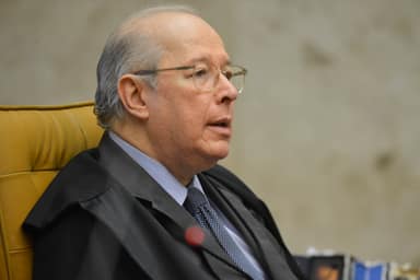 Celso de Mello diz que Flávio Bolsonaro não tem mandato por autoproclamação