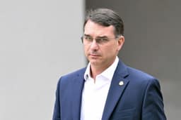 OAB pede a Moraes que Flávio possa falar com Bolsonaro como advogado