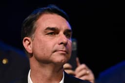 Flávio Bolsonaro grava propaganda com Michelle e acusa Moraes de ajudar Lula