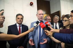 Painel: Pivô de briga entre Flávio e Michelle, Ciro Gomes não menciona candidato presidencial em debate