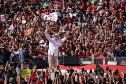 Lula começa campanha em tom nostálgico e cobra da militância comparações com governo Bolsonaro