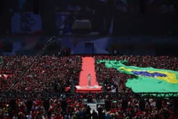 No dia 1 de campanha, PT faz culto à personalidade de Lula e PL projeta Flávio com antipetismo