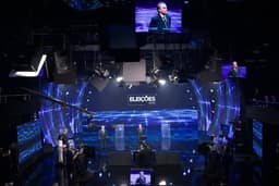 Equipes de Lula e Flávio Bolsonaro vão a reunião na Band, mesmo não confirmando presença em debate
