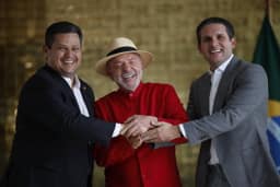 Lula, Motta e Alcolumbre acertam avanço de fim da escala 6x1 e da taxa das blusinhas antes das eleições