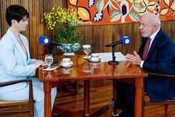 Flávio Bolsonaro aciona TSE para proibir que Lula utilize Alvorada para conteúdo eleitoral