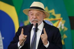 Lula busca desgastar Flávio Bolsonaro e diz que oposição tentou travar fim da 6x1 na CCJ do Senado