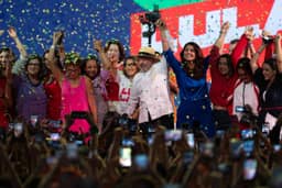 Lula exalta Janja e fim da 6x1 em ato de mulheres em MG com protesto de petistas