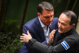 Flávio Bolsonaro encontra ministro de Bukele, ignora violações e diz que há poucos presos no Brasil