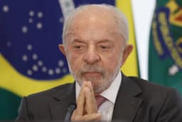 Van com marca do MEC busca estudantes em comitê de campanha após gravação com Lula
