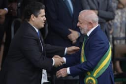 Lula reúne Fachin, Alcolumbre e Motta em 7 de Setembro com gritos do público pelo fim da escala 6x1