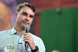 Flávio Bolsonaro explora crise no STF e se desvia de propostas econômicas