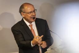 Alckmin explora notícia falsa sobre Flávio, acirra disputa religiosa e diz que Lula conserva 'tradições católicas'