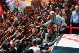 Lula tenta ligar Flávio Bolsonaro a escândalos e diz que Vorcaro corrompeu o país com orgia