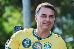 Justiça proíbe funcionário do Planalto de postar sobre eleições a pedido de Flávio após caso Nossa Senhora