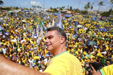 Flávio Bolsonaro chama Lula de pai do tigrinho em ato de campanha em Aracaju