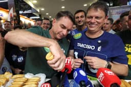 Flávio Bolsonaro mira apoio de campeões de votos e crescimento em MG no segundo turno