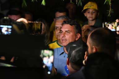 Flávio Bolsonaro reúne Zema, Temer e Caiado e busca Republicanos no 2º turno