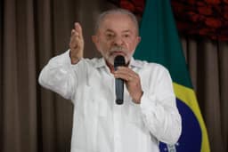 Lula diz carregar 'promiscuidade' do STF na campanha e chama Flávio Bolsonaro de 'cara do sistema'
