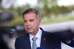 Coordenador da campanha de Flávio Bolsonaro passa mal e é levado ao hospital