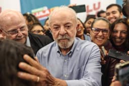 Lula diz que plano de ajuste de Flávio Bolsonaro é para 'cortar do sangue do povo'