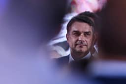 Após privilegiar Flávio, IA da Meta cessa criação imagens de senador e Lula