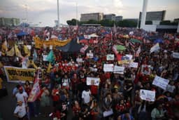 Ato a favor de Lula convocado por estudantes ocupa Esplanada dos Ministérios, em Brasília