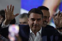 Flávio Bolsonaro diz que não irá ao debate na Band, e emissora afirma que púlpito ficará vazio