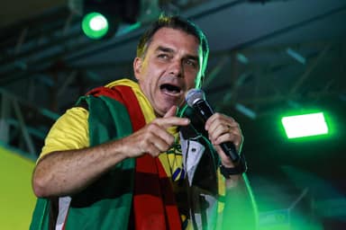 Flávio Bolsonaro aciona TSE para remover 221 posts e suspender 32 perfis pró-Lula