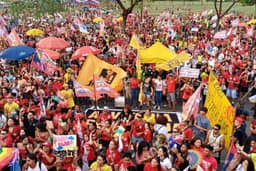 Ato de esquerda reúne milhares em Brasília pela reeleição de Lula