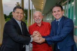 Alcolumbre planeja articular indulto ou anistia a Bolsonaro em busca de votos da direita para se reeleger