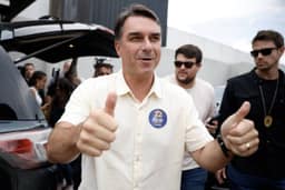 Flávio muda carta golpista e troca autodeclaração de 'presidente' para 'líder do Brasil'