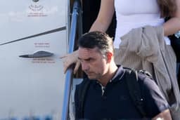 Carta golpista de Flávio Bolsonaro remete à autoproclamação de líder venezuelano como presidente