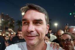 PSol e Rede tentam barrar carreata de Flávio Bolsonaro