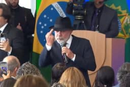 Lula faz gesto com dedo do meio durante evento no Planalto